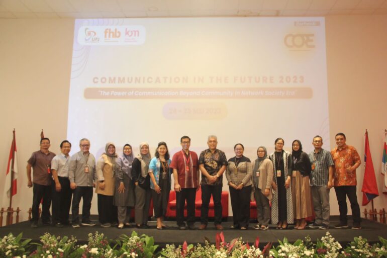 Foto bersama jajaran pimpinan Universitas Pembangunan Jaya