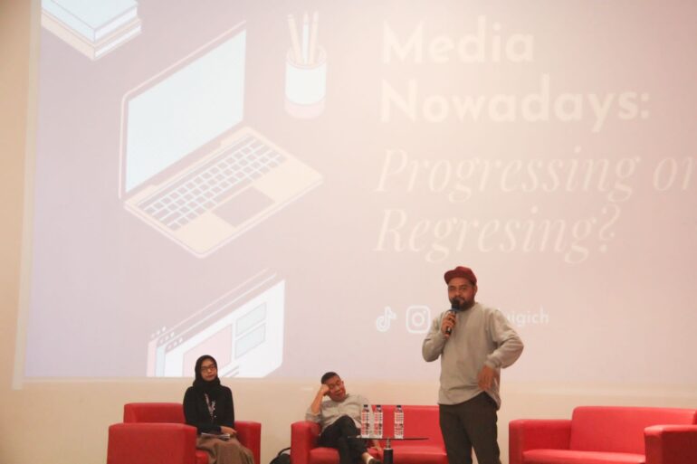 Seminar Kedua dengan judul : Media Nowadays: Progressing or Regressing?Bersama Mas Gianluigi Christoikov sebagai pembicara.