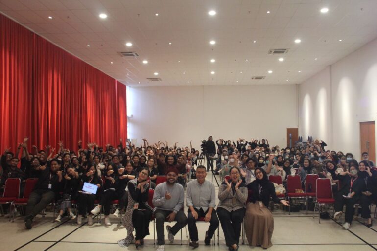 Foto bersama moderator, pembicara, dan audiens peserta CORE UPJ 2023