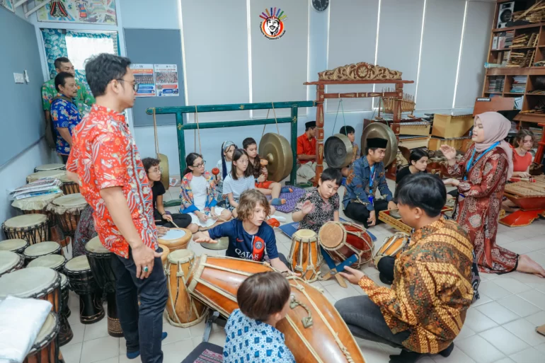 Sanggar Puja Betawi sedang melatih Gambang Kromong kepada para murid di Ruang Seni Life School Jakarta