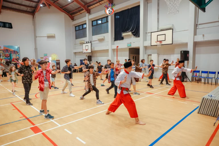 Sanggar Si Pitung Rawa Belong sedang melatih Pencak Silat Betawi kepada para murid di Aula Life School