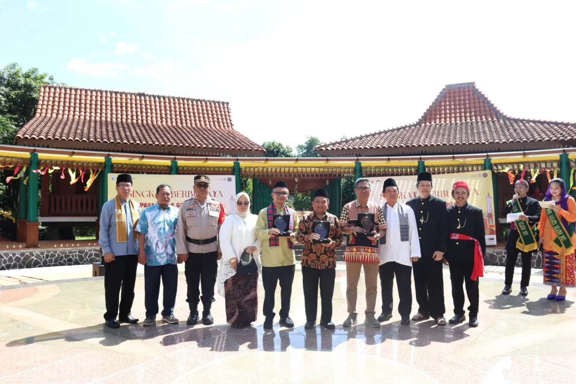 Pemberian cendramata kepada tamu VIP