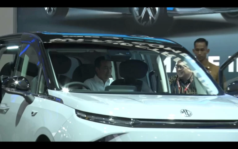 Presiden Joko Widodo beserta jajaran pemerintahannya di MG Maxus 9 #2
