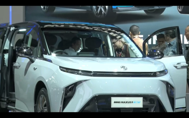 Presiden Joko Widodo merasakan pengalaman berkendara dari MG Maxus 9, mengagumi desain eksterior dan interior dari e-MPV mewah pertama di Indonesia ini.