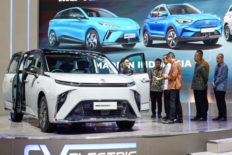 Presiden Joko Widodo beserta jajaran pemerintahannya di MG Maxus 9