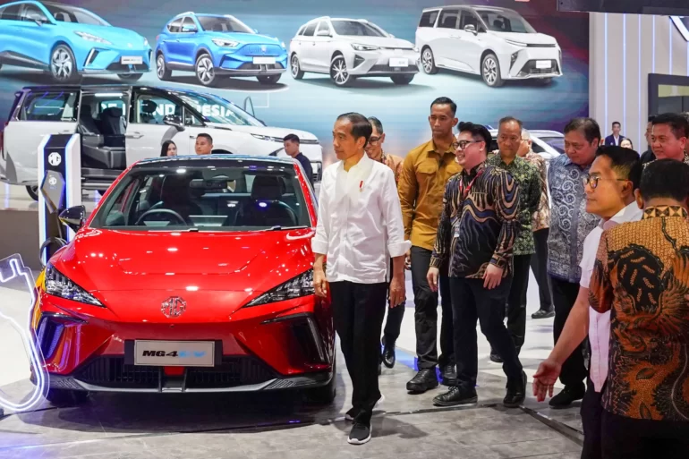 Presiden Joko Widodo juga turut mengunjungi serta merasakan pengalaman berkendara bersama MG 4 EV rakitan dalam negeri