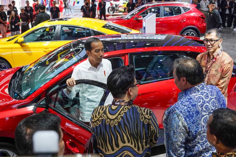 Presiden Joko Widodo juga turut menjajal MG 4 EV rakitan dalam negeri