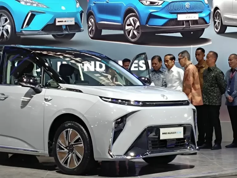 Presiden Joko Widodo menyaksikan secara langsung MG Maxus 9, e-MPV mewah pertama di Indonesia dari Morris Garages