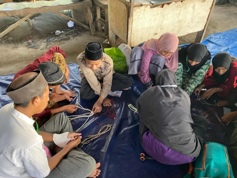 Kegiatan Edukasi Kreatif yaitu membuat Makrame dan Volcano