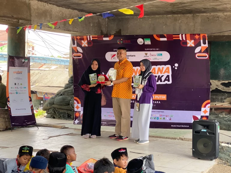 Penyerahan plakat sebagai ucapan terimakasih dari RISKA