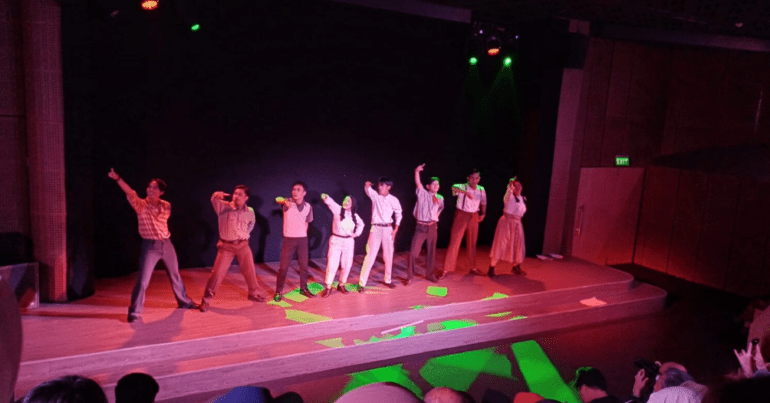 Teater keliling membawakan karya Arifin C Noer