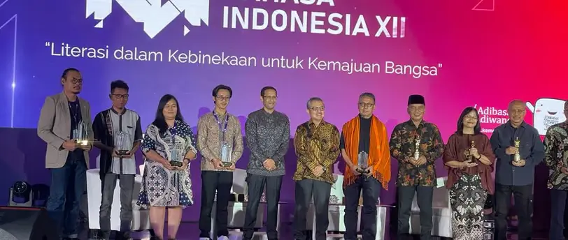 Benyamin Suaeb Menerima Anugerah Hoesein Djadjadinigrat