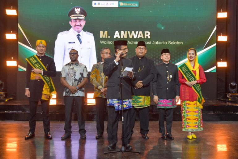 Puncak acara menjadi semakin meriah saat Abang Raynald dan None Isabel resmi dinobatkan sebagai Abang None Jakarta Selatan 2025