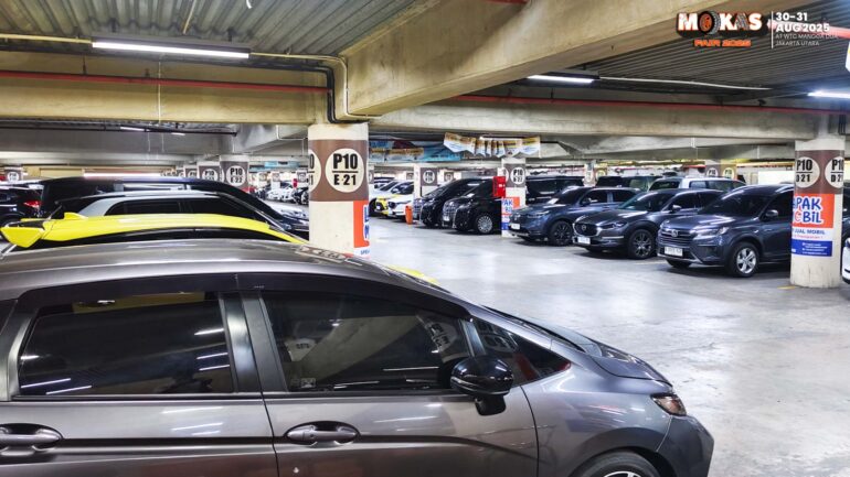 Pengunjung-melihat-mobil-bekas-berkualitas-dengan-promo-spesial-di-Mokas-Fair