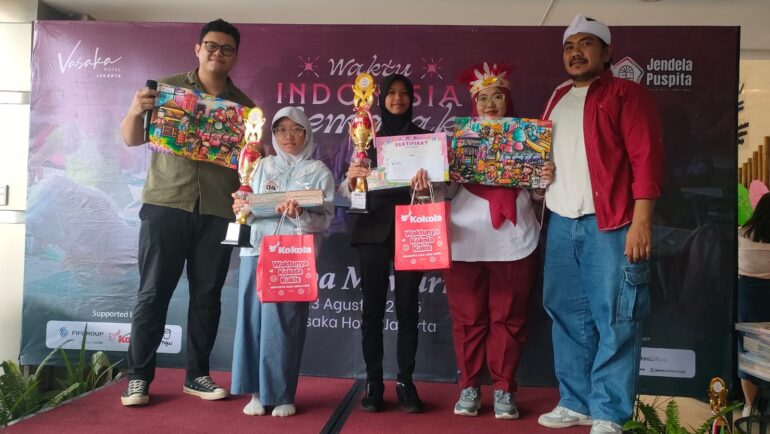 Penyerahan-hadiah-kepada-pemenang-Lomba-Mewarnai-Waktu-Indonesia-Semarak-2025