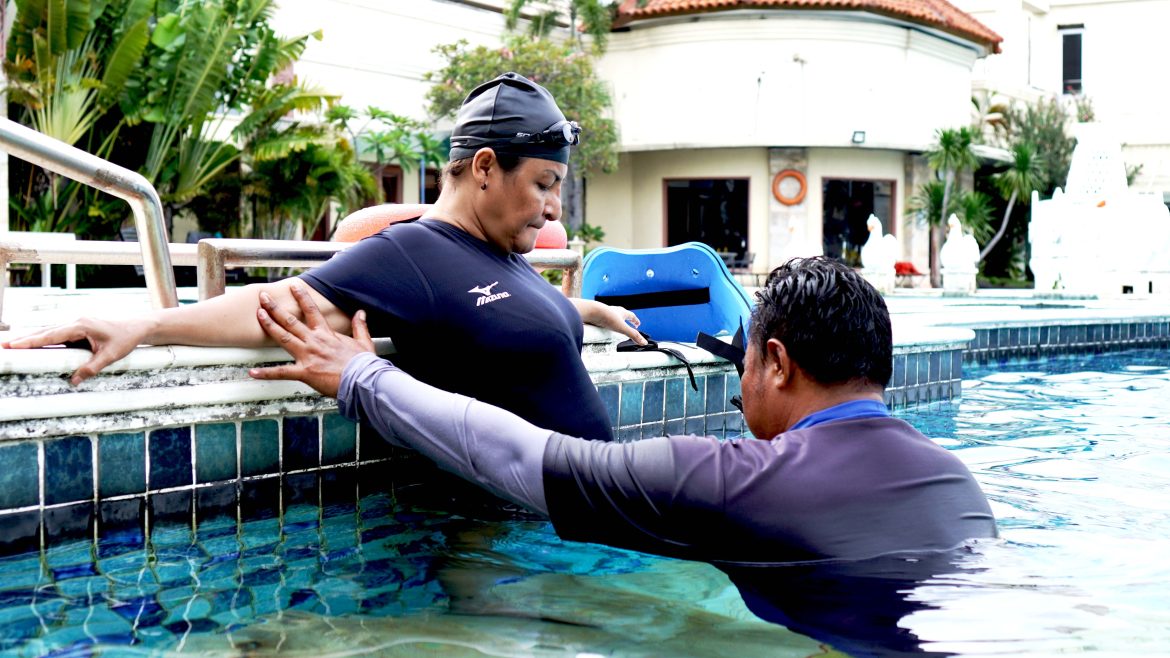 Coach-Agus-melatih-peserta-Hydroterapi-di-Jakarta-Utara