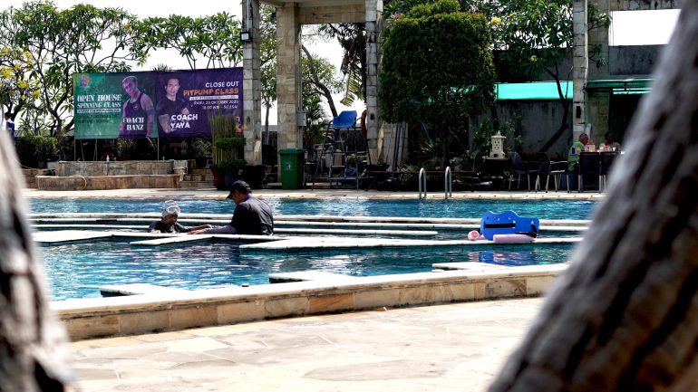 Pelatihan-otot-dan-saraf-dalam-kolam-Thalasso-WTC-Mangga-Dua