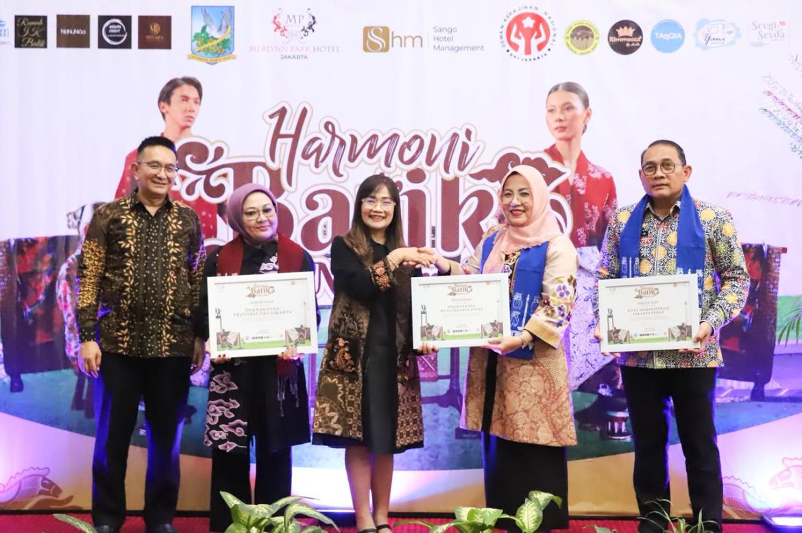 Perayaan Harmoni Batik Nasional 2025 di Merlynn Park Hotel Jakarta — fashion show batik, workshop membatik, dan pameran UMKM