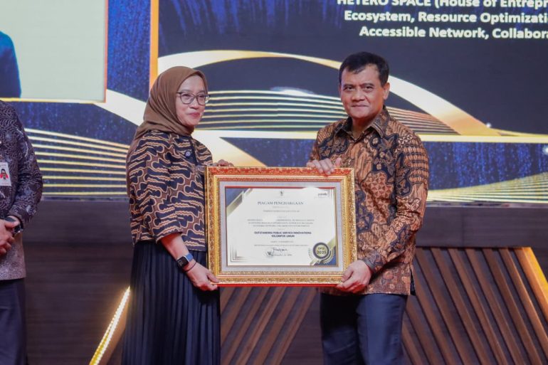 Gubernur Jawa Tengah Ahmad Luthfi menerima penghargaan inovasi pelayanan publik nasional 2025