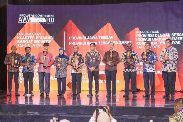 Penyerahan penghargaan Innovative Government Award 2025 kepada Pemerintah Provinsi Jawa Tengah bersama para penerima penghargaan lainnya di Jakarta
