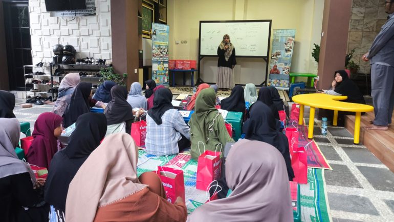 Santri Pondok Pesantren Ikhwanul Ummah mengikuti pelatihan menulis cerpen dalam kegiatan Piknik Literasi di Bekasi