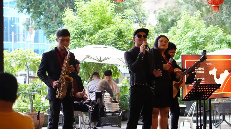 Suasana berbuka semakin hangat dengan Live Music Entertainment di HOME Restaurant