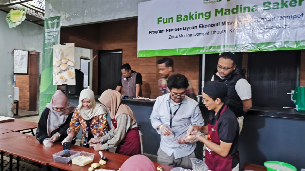 jurnalis melihat program pemberdayaan zakat Dompet Dhuafa Bogor