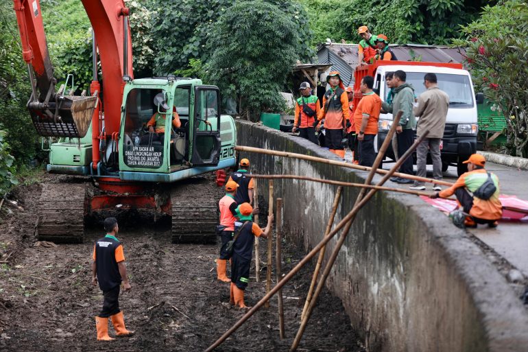 Mini dump truck mengangkut sampah di Jakarta