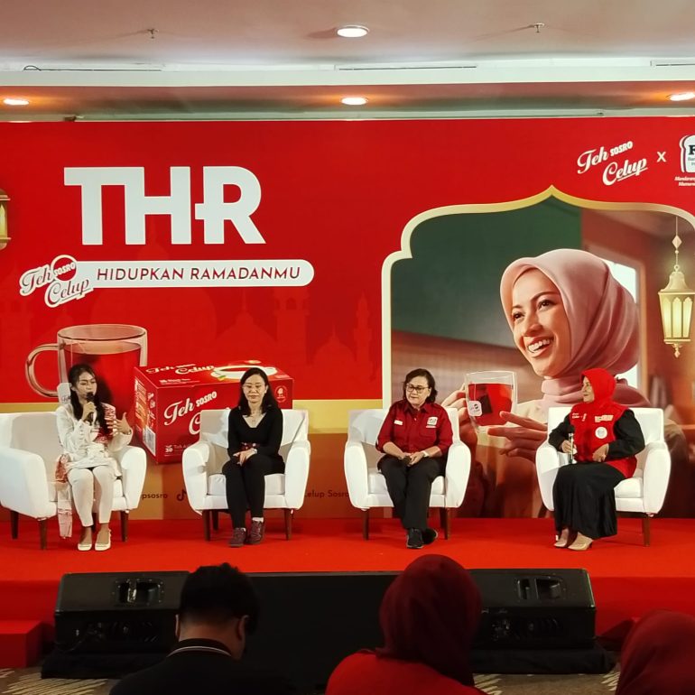 Pembagian paket buka puasa di masjid program Teh Celup Sosro