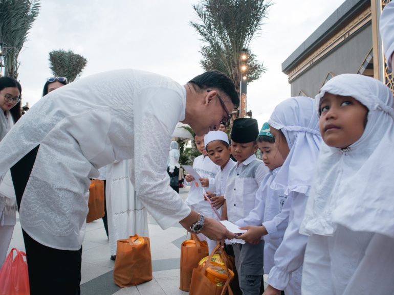Pembagian santunan kepada anak yatim oleh HARRIS Puri Mansion Jakarta