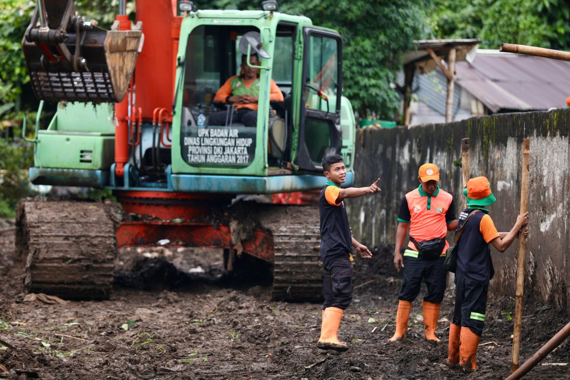 Petugas DLH Jakarta membersihkan sampah di sungai