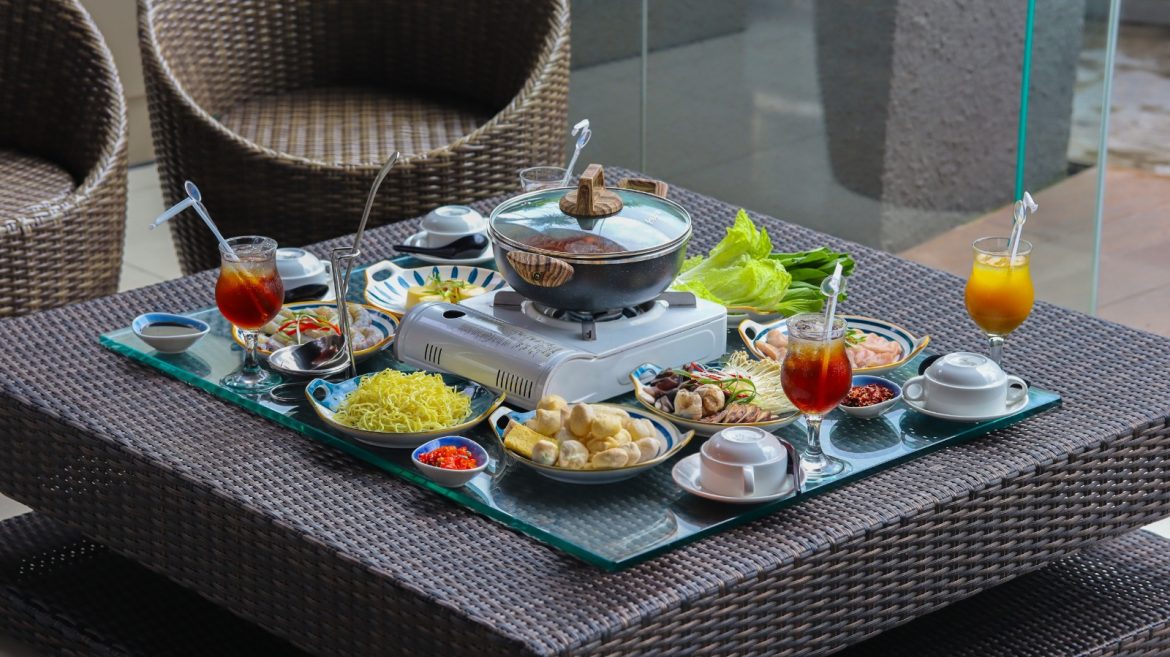 Aneka seafood segar steamboat udang cumi ikan di Vasaka Hotel Jakarta