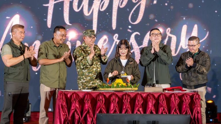 Perayaan anniversary ke-16 Merlynn Park Hotel Jakarta dengan tema militer
