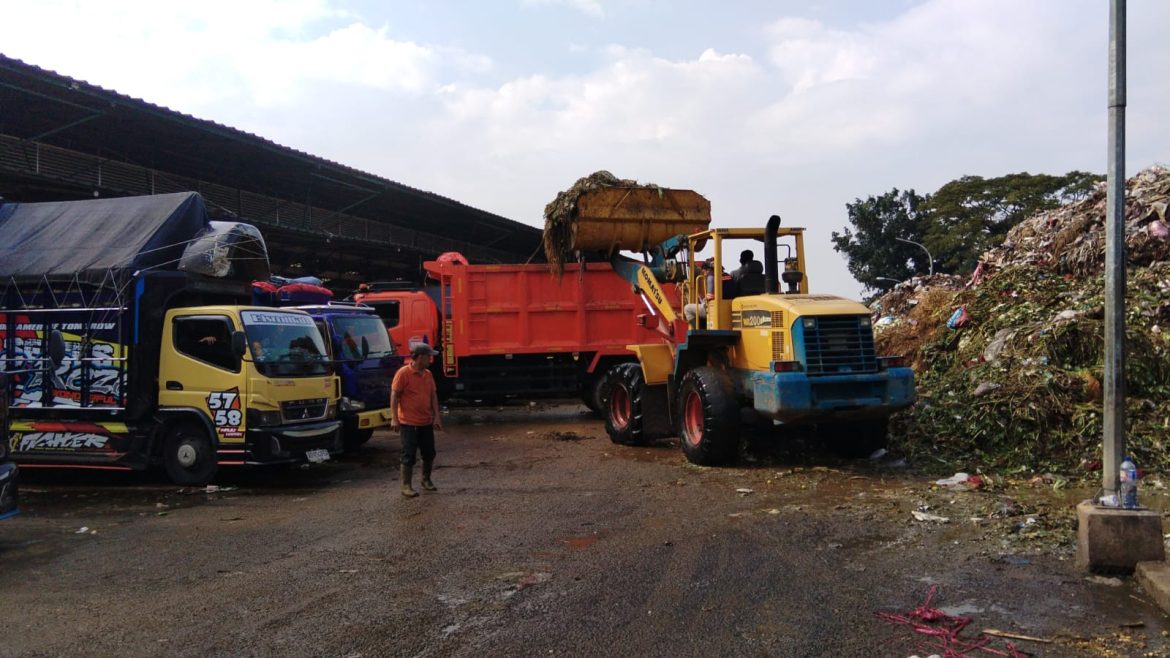 Penumpukan sampah di Pasar Induk Kramat Jati Jakarta