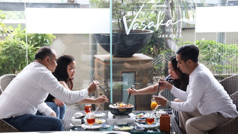 Steamboat Delight Vasaka Hotel Jakarta rooftop 7th Sky Lounge dengan view malam Jakarta Timur