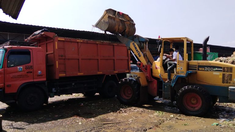Truk pengangkut sampah Pasar Jaya di Kramat Jati