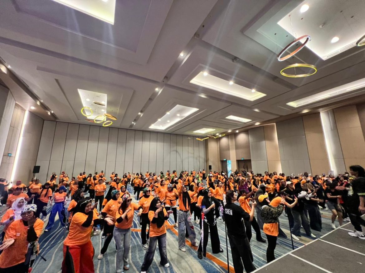 Zumba Party HARRIS Hotel Bekasi dengan 300 peserta