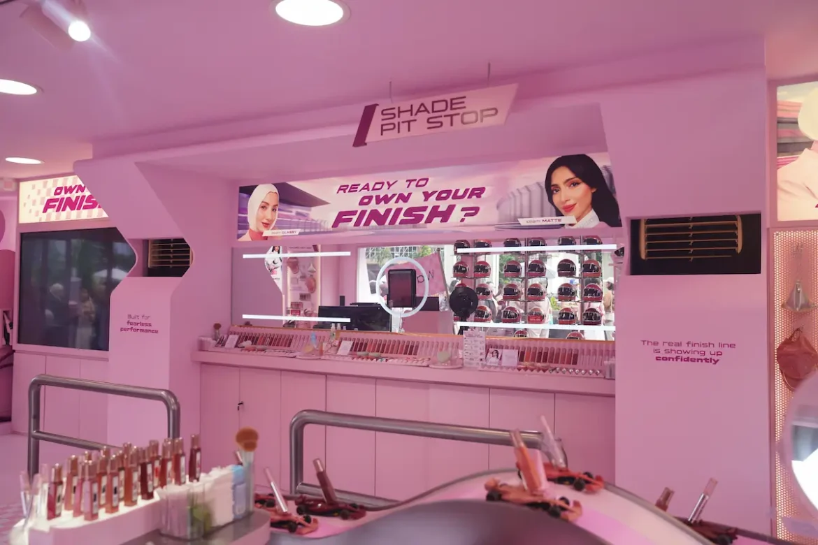 Area Shade Pit Stop di Wardah Lip Paddock Senayan City Jakarta 2026 menampilkan Wardah Staylock Lip Matte dan Glasting Liquid Lip