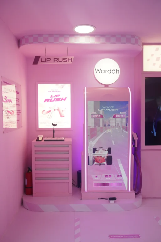 Area Lip Rush interactive game di Wardah Lip Paddock Jakarta 2026 dengan konsep motorsport dan beauty experience bernuansa pink futuristik