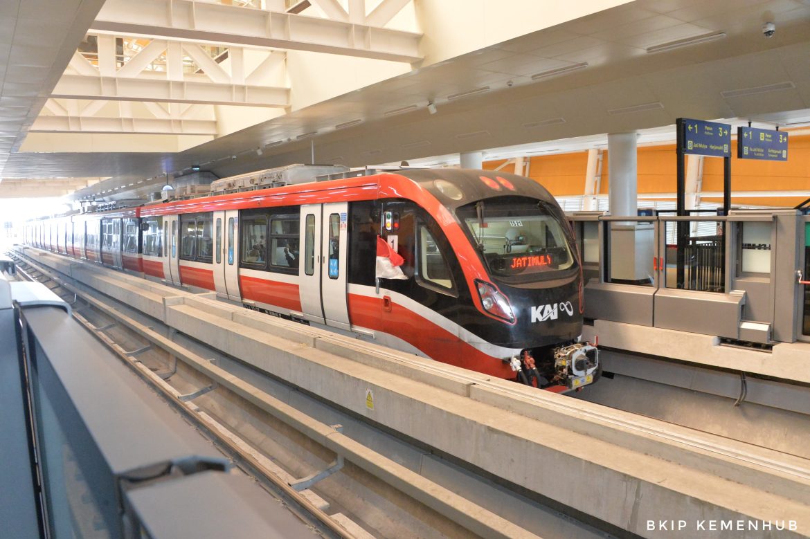 Progres pembangunan LRT Jakarta Fase 1B rute Manggarai–Velodrome yang ditargetkan beroperasi Agustus 2026