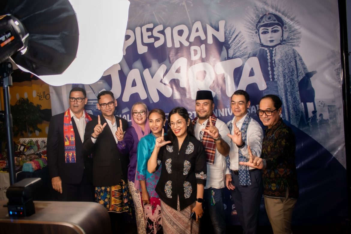 Peluncuran kampanye Plesiran di Jakarta oleh Ascott dengan jajaran manajemen berfoto bersama berlatar budaya Betawi