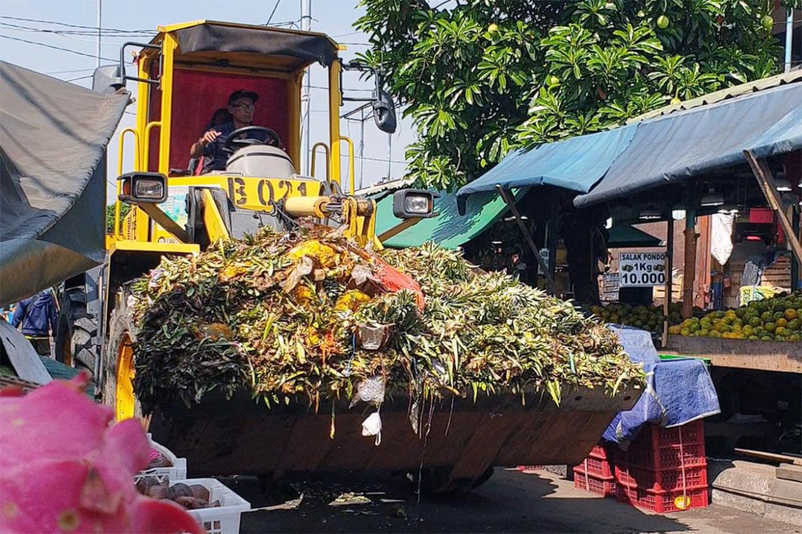 Petugas mengangkut 20 ton sampah kulit buah di Jalan Stasiun Angke Tambora Jakarta Barat