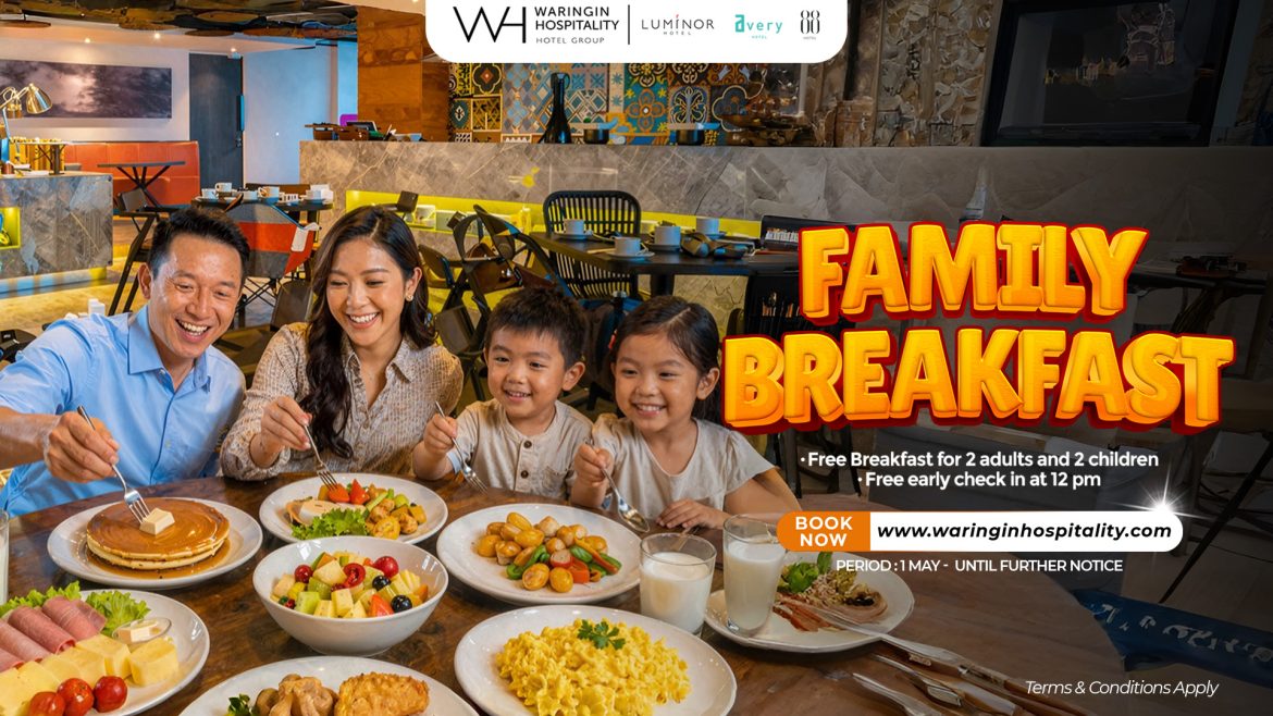 Keluarga menikmati sarapan gratis di hotel Waringin Hospitality saat promo Family Breakfast