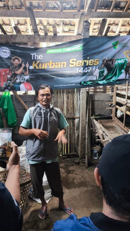 Peternak domba binaan Dompet Dhuafa memberikan penjelasan Program Jantara di Semarang