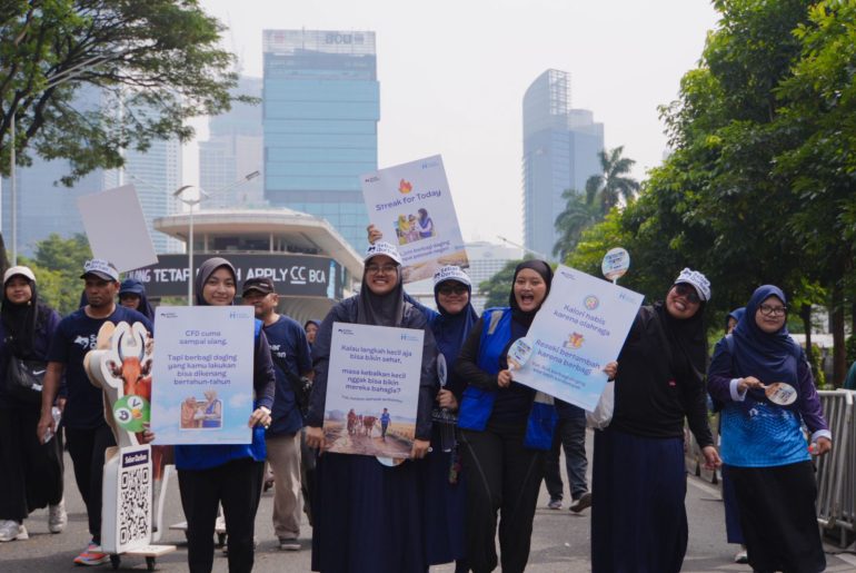 Relawan Human Initiative melakukan parade kampanye Sebar Qurban saat CFD Jakarta 2026