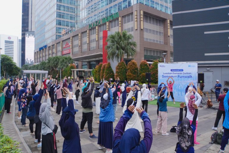 Masyarakat mengikuti senam bersama dalam kegiatan Qurbanweek 2026 Human Initiative di CFD Sudirman