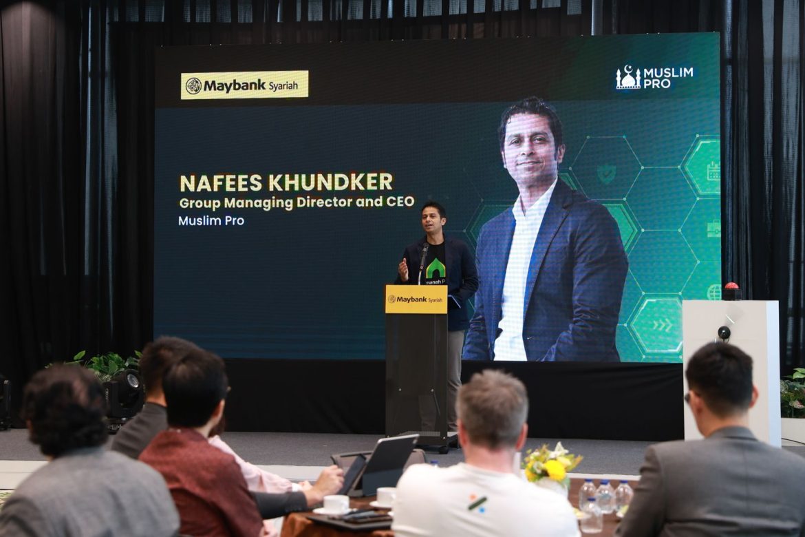 CEO Muslim Pro Nafees Khundker saat memberikan presentasi peluncuran Amanah Pro bersama Maybank Syariah di Jakarta