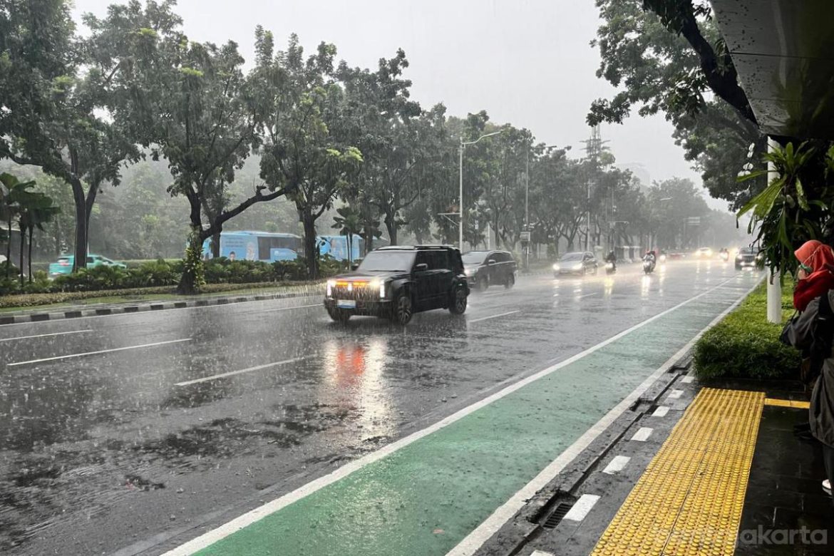 Suasana cuaca Jakarta saat hujan ringan pada Kamis sore berdasarkan prakiraan BMKG
