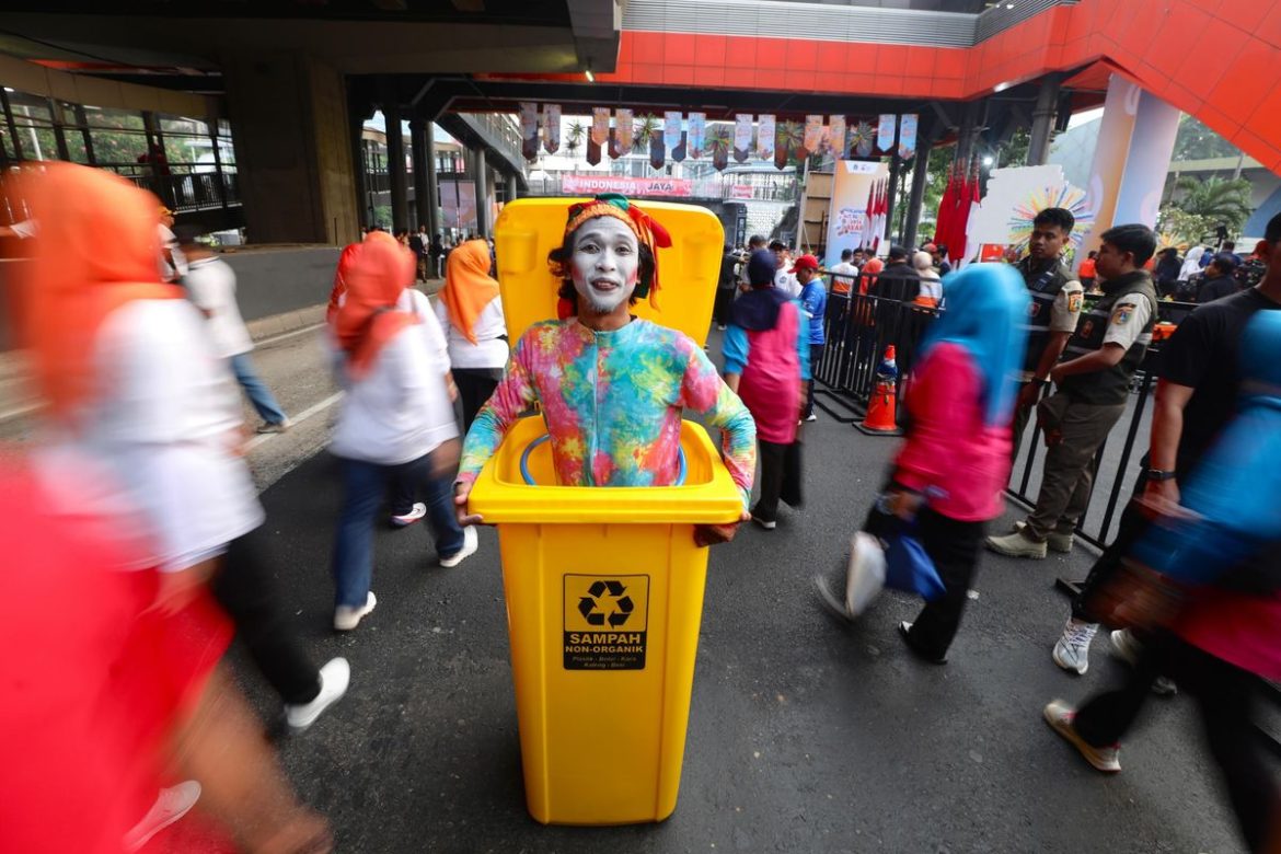Petugas kampanye pemilahan sampah non-organik di Jakarta Pusat untuk mendukung pengurangan sampah ke TPST Bantargebang.