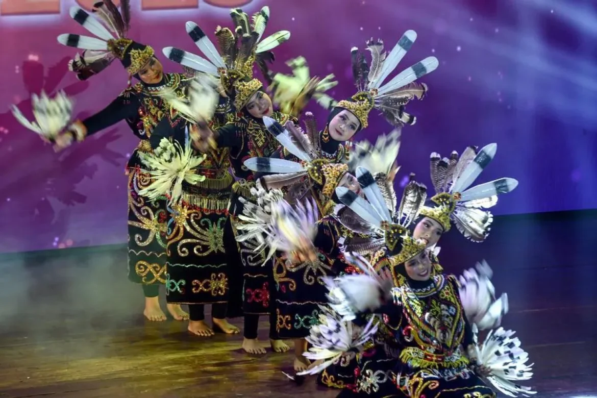 Rano Karno membuka Indonesia World Dance Festival 2026 di Pos Bloc Jakarta yang diikuti ribuan penari dari berbagai daerah dan negara.